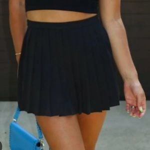 Idem Ditto‎ pens size medium Milla black pleated shorts that look like a skirt